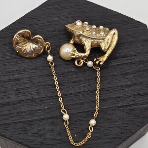 VTG Gold Tone Whimsy Fairy Cottage Frog Lilly pad Chain Link Faux Pearl Tie Tac